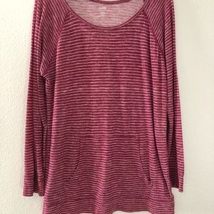 🔺Striped burgundy and white top.